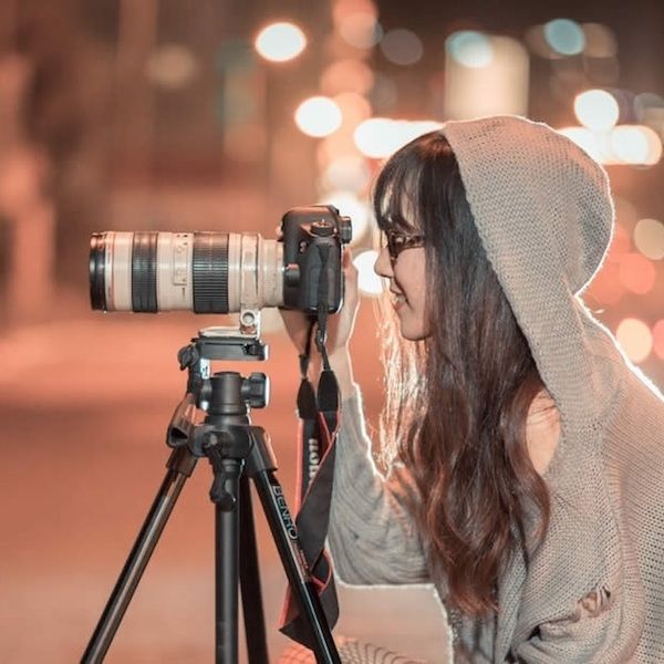 femme qui prend une photo